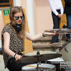 Anja Asel am Schlagzeug