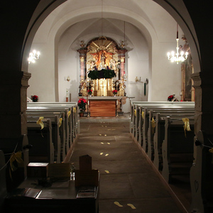 Leicht beleuchteter Innenraum der Pfarrkirche Dobl am Abend