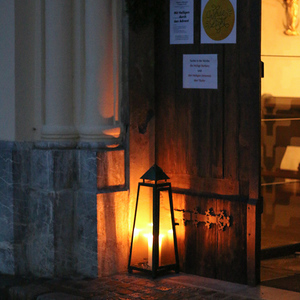 Beleuchteter Eingang der Pfarrkirche Dobl am Abend