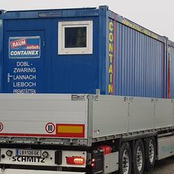 LKWs mit den Containern bei der Abfahrt