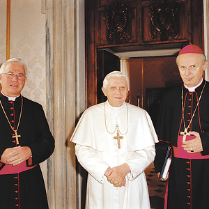 Papst Benedikt XVI mit dem heutigen Erzbischof Franz Lackner (links) und Bischof Egon Kapellari.