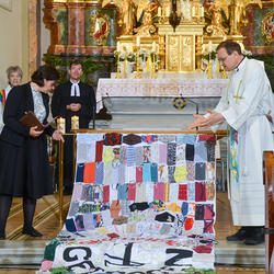 Corinna Szakmary der evangelischen Christuskirche Graz und röm.-kath. Vikar Gerhard Hatzmann lesen einige Texte der Masken vor.