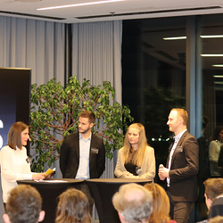 Mila Colina im Interview mit den Mitarbeitern der Marketingagentur, Maximilian Gotthard und Florian Mandl, sowie Ideengeberin Anja Asel.