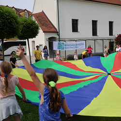 Mit Schwungtuchspielen starteten wir ins Fest.