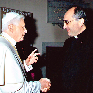 Papst Benedikt mit dem aktuellen Diözesanbischof Wilhelm Krautwaschl.