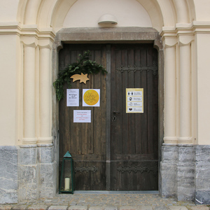 Eingang der Pfarrkirche Dobl am Tag