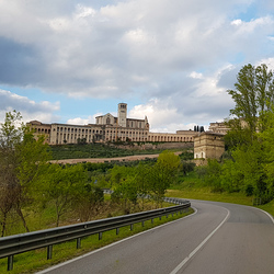 Anfahrt auf Assisi, mit Blick auf die Basilika „San Francesco“