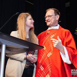 Gerhard Hatzmann bedankte sich bei Pastoralreferentin Anja Asel für ihren Einsatz als Hauptverantwortliche für die Firmung.
