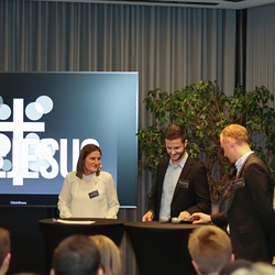 Mila Colina im Interview mit den Mitarbeitern der Marketingagentur, Maximilian Gotthard und Florian Mandl, sowie Ideengeberin Anja Asel.