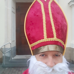 Wolfgang Garber als Nikolaus vor der Pfarrkirche Wundschuh