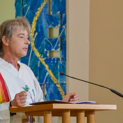 Ines Tobisch von der altkatholischen Kirche Graz spricht zum Thema „Getragen bist Du im Segen“