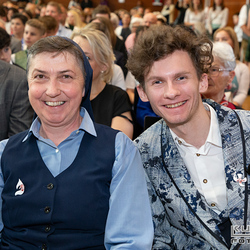 Sr. Maria Leopold und Markus Koglek, Mitglieder des Firmteams.