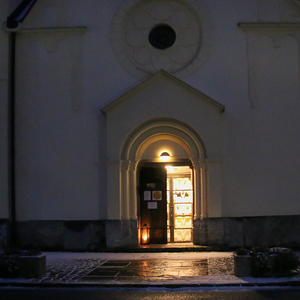 Michael Fürnschuß Beleuchteter Eingang der Pfarrkirche Dobl am Abend