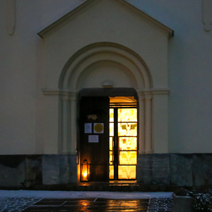 Michael Fürnschuß Beleuchteter Eingang der Pfarrkirche Dobl am Abend