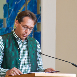 Andreas Weissenbrunner der evangelisch-methodistischen Kirche liest den Text der abwesenden Sonja Herler zum Thema „Getragen bist Du in deinen Ängsten und Sorgen“