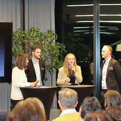 Mila Colina im Interview mit den Mitarbeitern der Marketingagentur, Maximilian Gotthard und Florian Mandl, sowie Ideengeberin Anja Asel.
