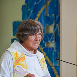Regina Lechner, Vikarin der altkatholischen Kirchengemeinde Graz, verkündet das Evangelium nach Lukas